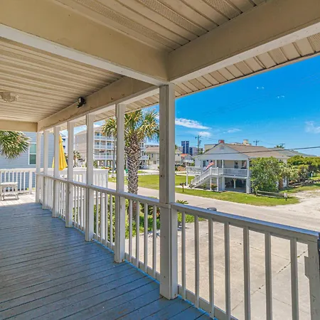 Beautifully Updated Beach House-Bella Sirena! Short Walk To The Beach! Sleeps 8!